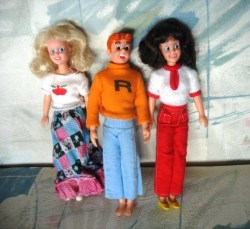 archie 3 dolls top_03